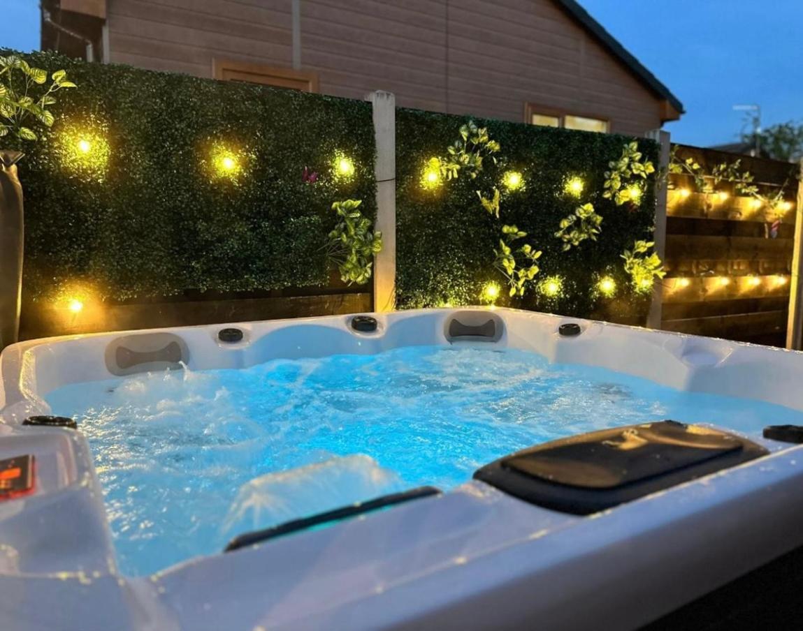 Elder Cabin With Hot Tub York Exterior foto
